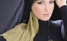 حملة دعم لمسلمة منعت من دخول قاعة المحكمة لرفضها خلع االحجاب
