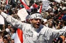 الرئيس متمسك بالسلطة.. وواشنطن لا تجد له بديلا الشارع اليمني يريد إسقاط النظام.. وصالح يصرّ على البقاء