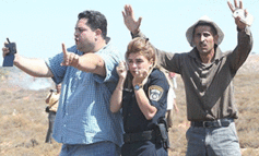 صورة‭ ‬صادمة‭ .. ‬فلسطينيان‭ ‬يحميان‭ ‬شرطية‭ ‬اسرائيلية‭ ‬من‭ ‬المستوطنين