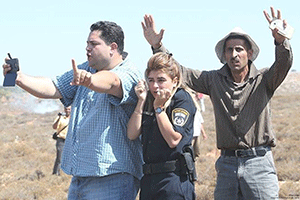 صورة‭ ‬صادمة‭ .. ‬فلسطينيان‭ ‬يحميان‭ ‬شرطية‭ ‬اسرائيلية‭ ‬من‭ ‬المستوطنين