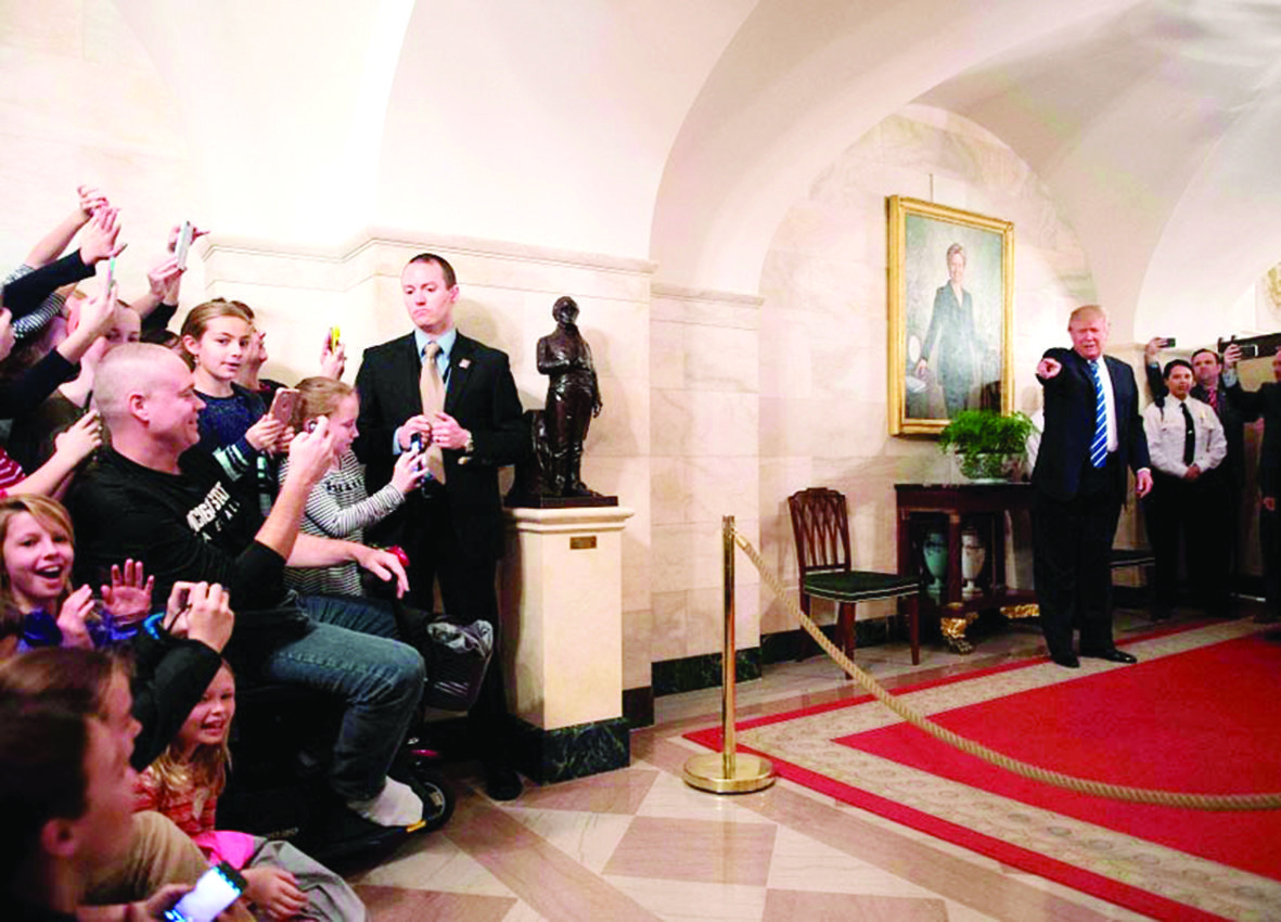 trump-US-President-Donald-trump-points-to-child-in-the-crowd-as-he-surprises-visitors