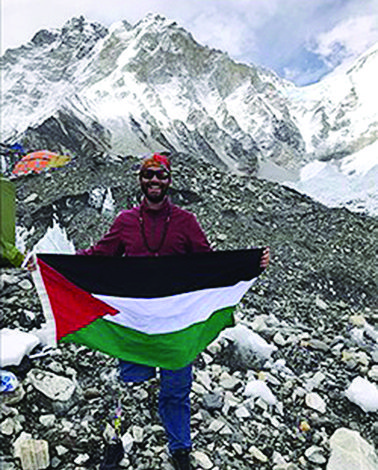 فلسطيني يصل إلى قمة إيفرست .. بساق واحدة