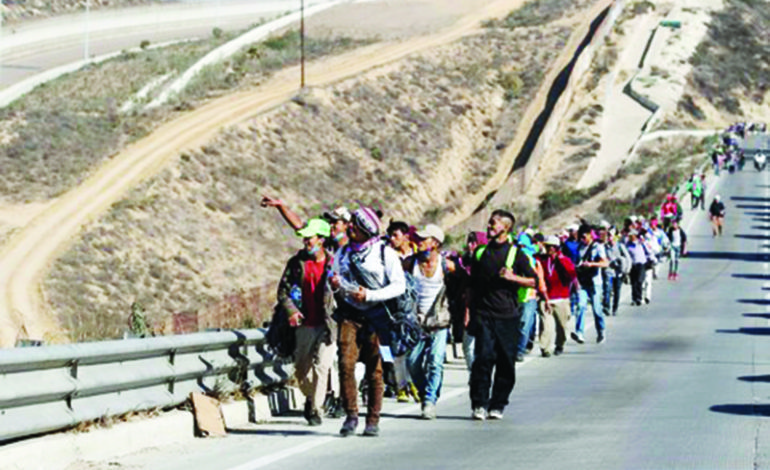 طلائع قوافل المهاجرين تصل الحدود المكسيكية الأميركية