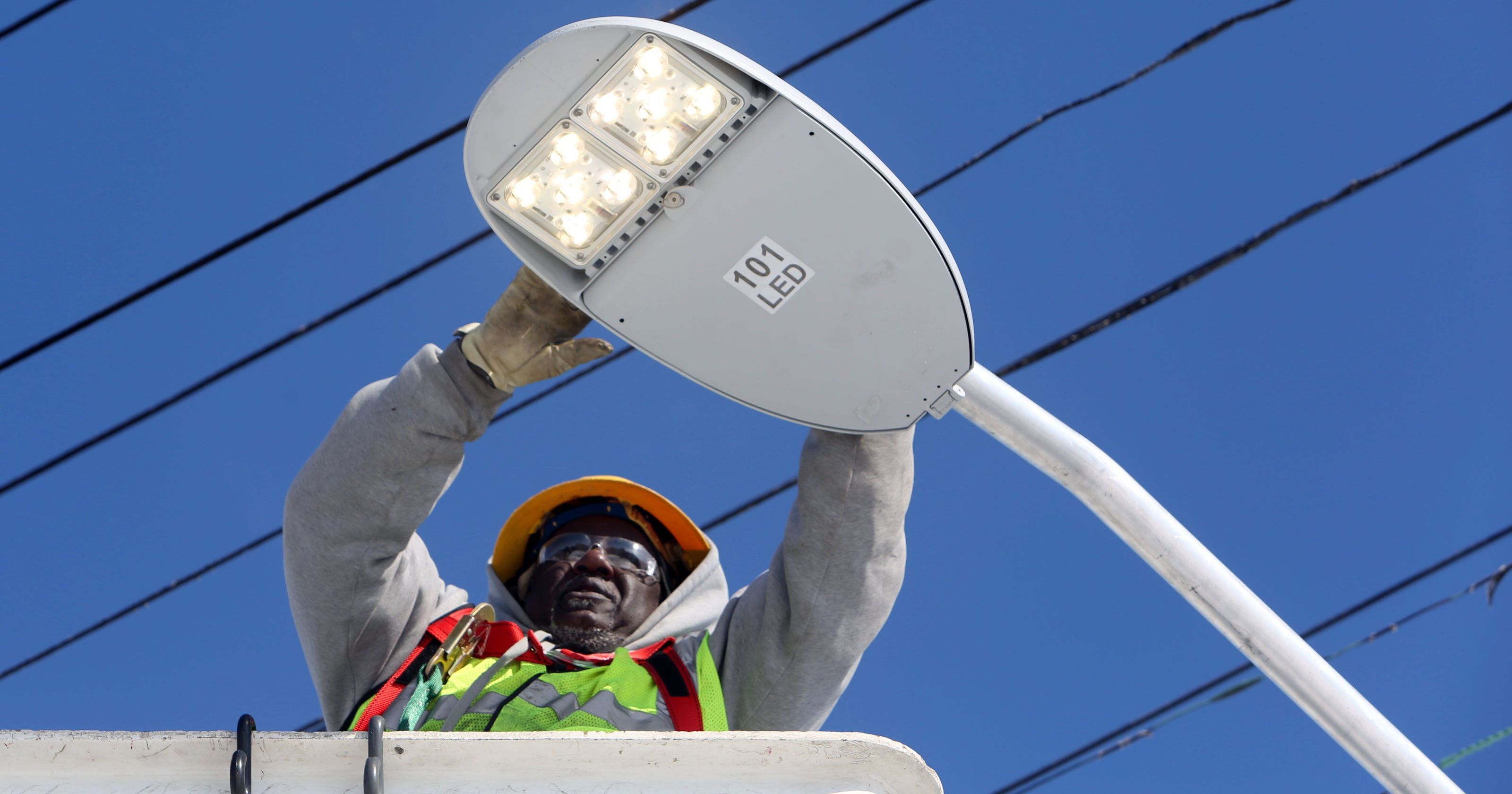 بدأت امانة_المدينة المنورة في مشروع تركيب اضاءة Led البيضاء