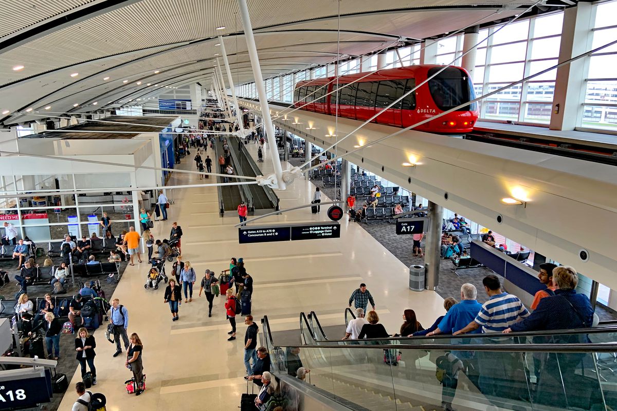 مطار ديترويت الدولي يسمح للزوّار بدخول قاعات المسافرين عبر برنامج ...