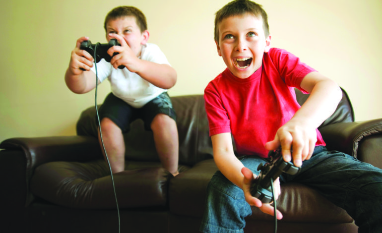 ألعاب الفيديو تهدد الأطفال بالسمنة  في سن المراهقة
