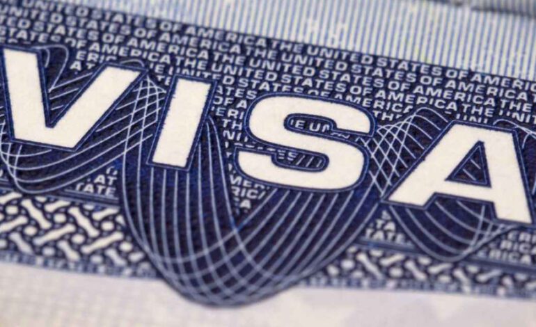 ترامب يعلّق إصدار تأشيرات العمل وبطاقات الإقامة الدائمة حتى نهاية العام