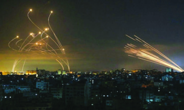المقاومة الفلسطينية تمطر إسرائيل بالصواريخ نصرةً للقدس .. ونذر «حرب أهلية» تؤرق دولة الاحتلال