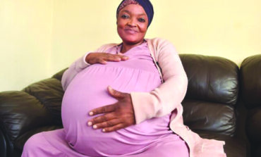 رقم قياسي: امرأة من جنوب أفريقيا تلد 10 أطفال