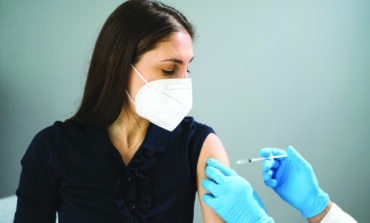 أطباء يحثّون المجتمع الكلداني في منطقة ديترويت على التطعيم ضد كورونا