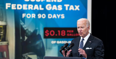 بايدن يطلب من الكونغرس تعليق ضريبة الوقود الفدرالية ثلاثة أشهر