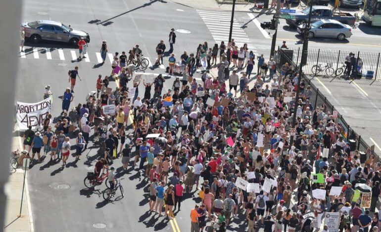 رقعة التظاهرات تتسع في ميشيغن وعموم الولايات المتحدة رفضاً لإلغاء حق الإجهاض