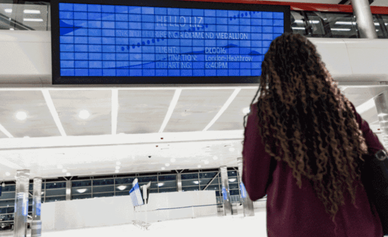 تكنولوجيا مبتكرة .. شاشة تتعرف على وجوه المسافرين في مطار ديترويت الدولي