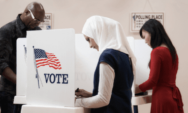 استطلاع: رغم انخفاض التأييد للرئيس بايدن والديمقراطيين .. أغلبية المسلمين الأميركيين سيصوتون لصالح الحزب الأزرق في الانتخابات النصفية
