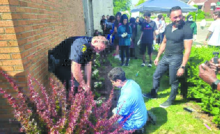 منظمة LAHC تخلّد ذكرى ضحايا المخدرات بشتل الزهور في مقرها بديربورن