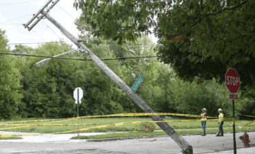 معاناة متكررة: عاصفة رعدية تسبب انقطاع التيار الكهربائي عن مئات آلاف السكان في منطقة ديترويت