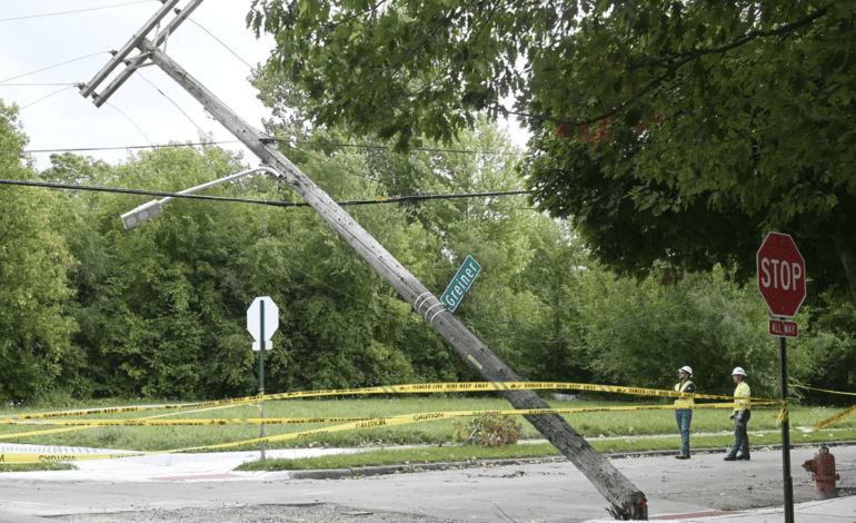 معاناة متكررة: عاصفة رعدية تسبب انقطاع التيار الكهربائي عن مئات آلاف السكان في منطقة ديترويت
