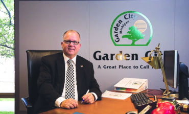 راندي ووكر يسعى للاحتفاظ برئاسة بلدية غاردن سيتي في نوفمبر القادم