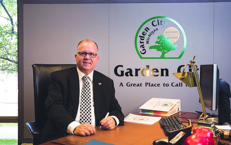 راندي ووكر يسعى للاحتفاظ برئاسة بلدية غاردن سيتي في نوفمبر القادم