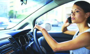 قانون مرتقب في ميشيغن: حظر حمل الهواتف أثناء القيادة ابتداء من 30 يونيو