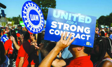 اتحاد عمال السيارات يلوّح بإضراب شامل في حال عدم الاتفاق مع شركات ديترويت الثلاث