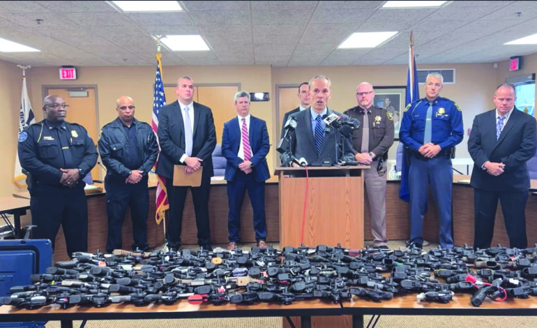 السلطات الفدرالية تستعيد حوالي 120 قطعة سلاح سُرقت من متجر في غرب ميشيغن