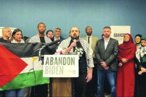 نشطاء مسلمون أميركيون من حملة «التخلي عن بايدن» خلال مؤتمر صحفي في ديربورن السبت الماضي