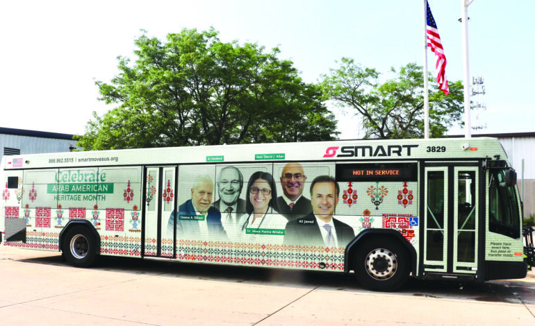شركة «سمارت» للنقل العام تكرّم شخصيات عربية أميركية بارزة  على حافلاتها في منطقة ديترويت الكبرى
