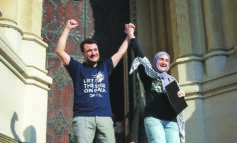 الطالب محمود خليل يتعهّد بمواصلة النضال من أجل حرية فلسطين بعد إطلاق سراحه المؤقت بموجب أمر قضائي