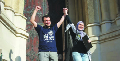 الطالب محمود خليل يتعهّد بمواصلة النضال من أجل حرية فلسطين بعد إطلاق سراحه المؤقت بموجب أمر قضائي
