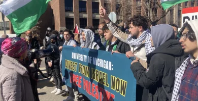 توظيف مخبرين سريين بملابس مدنية لمراقبة الطلاب المؤيدين لفلسطين والتضييق عليهم