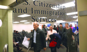 إدارة ترامب تعيد النظر بملفات جميع اللاجئين الذين دخلوا أميركا في عهد بايدن