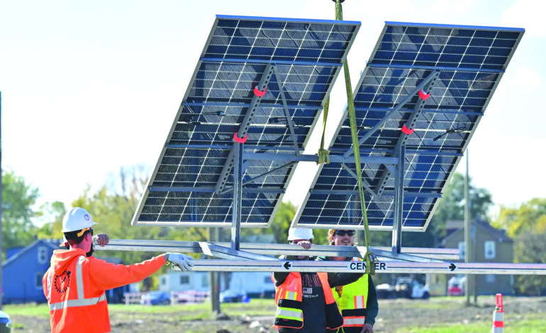 ديترويت تحتفل بإطلاق أول حقول الطاقة الشمسية ضمن خمسة أحياء مهجورة