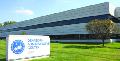 ديربورن تتبنّى زيادات كبيرة في رواتب المسؤولين المنتخبين