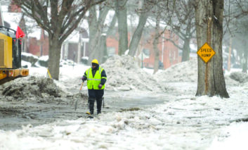 تغريم أصحاب أكثر من ألف سيارة في الديربورنين لمخالفة توجيهات الطوارئ العاصفة القطبية تطمر ميشيغن تحت الثلوج والجليد .. وتأثيرها مستمر حتى الأسبوع القادم