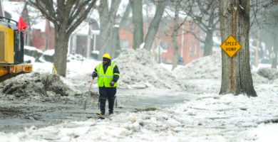 تغريم أصحاب أكثر من ألف سيارة في الديربورنين لمخالفة توجيهات الطوارئ العاصفة القطبية تطمر ميشيغن تحت الثلوج والجليد .. وتأثيرها مستمر حتى الأسبوع القادم