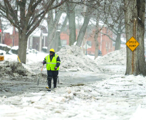 تغريم أصحاب أكثر من ألف سيارة في الديربورنين لمخالفة توجيهات الطوارئ العاصفة القطبية تطمر ميشيغن تحت الثلوج والجليد .. وتأثيرها مستمر حتى الأسبوع القادم