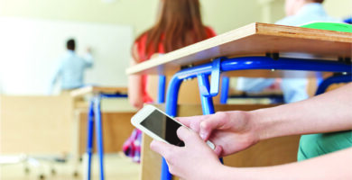 ابتداءً من العام الدراسي القادم مجلس ميشيغن التشريعي يحظر استخدام الهواتف الذكية خلال ساعات التعليم في جميع مدارس الولاية