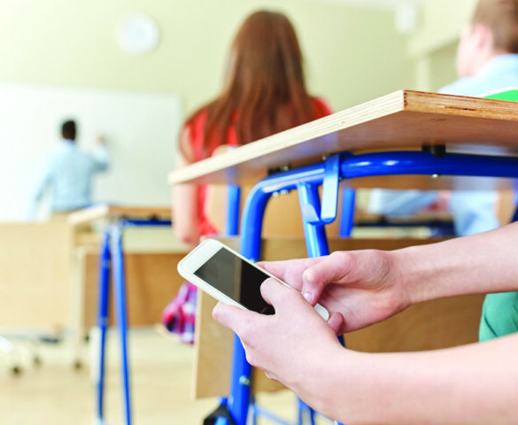 ابتداءً من العام الدراسي القادم مجلس ميشيغن التشريعي يحظر استخدام الهواتف الذكية خلال ساعات التعليم في جميع مدارس الولاية