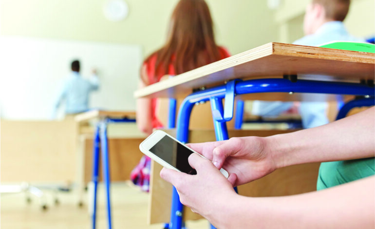 ابتداءً من العام الدراسي القادم مجلس ميشيغن التشريعي يحظر استخدام الهواتف الذكية خلال ساعات التعليم في جميع مدارس الولاية