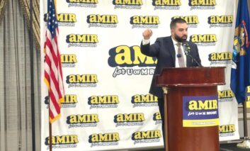 المحامي‭ ‬العربي‭ ‬الأميركي‭ ‬أمير‭ ‬مقلد‭ ‬يخوض‭ ‬سباق‭ ‬مجلس‭ ‬أمناء‭ ‬ ‮«‬جامعة‭ ‬ميشيغن‮»‬‭: ‬التغيير‭ ‬يتحقّق‭ ‬من‭ ‬داخل‭ ‬المؤسسات‭ ‬العامة