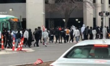 المراهقون‭ ‬يحتلّون‭ ‬داونتاون‭ ‬ديترويت‭.. ‬والبلدية‭ ‬تبحث‭ ‬عن‭ ‬حلول