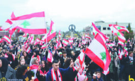 في‭ ‬وقفة‭ ‬احتجاجية‭ ‬حاشدة‭ ‬بديربورن‭ .. ‬اللبنانيون‭ ‬الأميركيون‭ ‬يضيئون‭ ‬الشموع‭ ‬حداداً‭ ‬على‭ ‬أرواح‭ ‬ضحايا‭ ‬العدوان‭ ‬الإسرائيلي