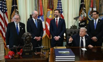 ترامب‭ ‬يمدّد‭ ‬وقف‭ ‬إطلاق‭ ‬النار‭ ‬في‭ ‬إيران‭ .. ‬ولبنان‭: ‬لا‭ ‬حرب‭ ‬ولا‭ ‬سلم‭!‬