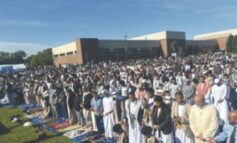 آلاف المسلمين يؤدّون صلاة جماعية صبيحة عيد الأضحى في ديربورن.. وقساوسة مسيحيون يتضامنون رفضاً للإسلاموفوبيا