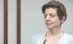 بعد تلقّيها عشرة ملايين دولار من أصل منحة حكومية بقيمة عشرين مليوناً اتّهام سيدة الأعمال فاي بيضون بإدارة مشروع احتيالي.. والأخيرة تدفع ببراءتها