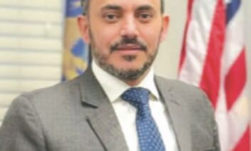 مجلس‭ ‬مدينة‭ ‬هامترامك‭ ‬ينهي‭ ‬خدمات‭ ‬مدير‭ ‬البلدية‭ ‬عادل‭ ‬العدلاني‭ ‬بدون‭ ‬إبداء‭ ‬الأسباب