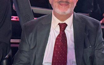 من لبنان إلى ميشيغن.. أربعة عقود على المنابر  الشاعر عماد زين شعيب لـ«صدى الوطن»:  الزجل هوية وطن.. وفنّ لا يموت ما بقيت الكلمة