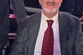 من لبنان إلى ميشيغن.. أربعة عقود على المنابر  الشاعر عماد زين شعيب لـ«صدى الوطن»:  الزجل هوية وطن.. وفنّ لا يموت ما بقيت الكلمة