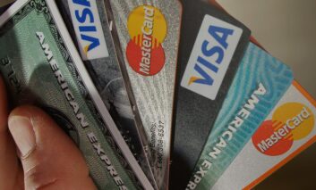 ديون بطاقات الائتمان تثقل كاهل الأميركيين